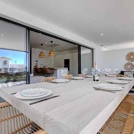 Apartment 3 Bedroom Ground Floor @ Hills! *