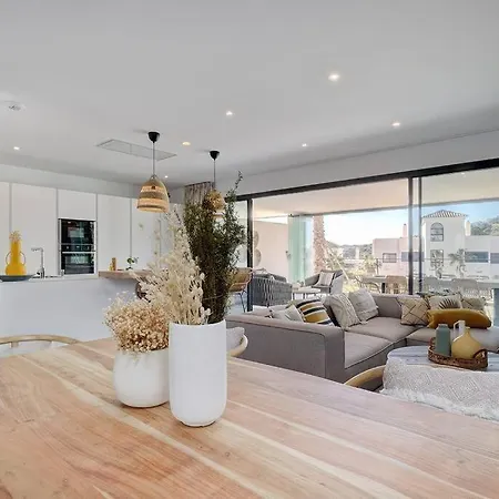 Apartment 3 Bedroom Ground Floor @ Hills!